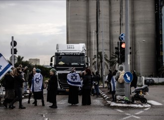 İsrail Qəzzaya humanitar yardım aparan yük maşınlarının qarşısını kəsib