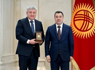 Sadır Japarov bir sıra şəxslərə dövlət mükafatı və fəxri ad təqdim edib