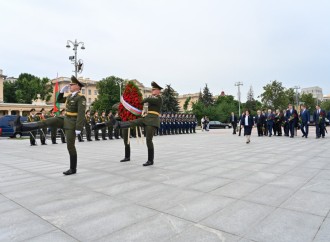 Milli Məclisin sədri Minsk şəhərində Zəfər abidəsini ziyarət edib