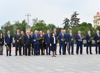 Milli Məclisin sədri Minsk şəhərində Zəfər abidəsini ziyarət edib
