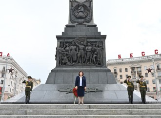 Milli Məclisin sədri Minsk şəhərində Zəfər abidəsini ziyarət edib