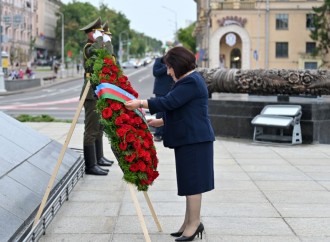 Milli Məclisin sədri Minsk şəhərində Zəfər abidəsini ziyarət edib