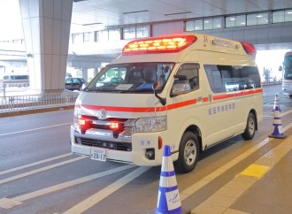 Tokio metrosunda silahlı qadın sərnişinlərə hücum edib