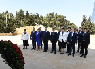 Türk dövlətləri parlamentlərinin nümayəndə heyətləri Fəxri xiyabanı və Şəhidlər xiyabanını ziyarət ediblər