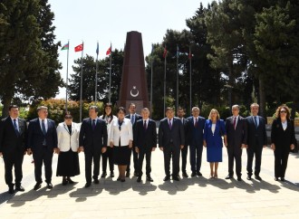 Türk dövlətləri parlamentlərinin nümayəndə heyətləri Fəxri xiyabanı və Şəhidlər xiyabanını ziyarət ediblər